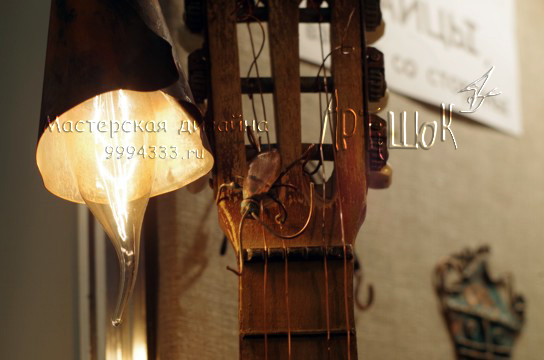 дизайнерский светильник из гитары и меди  своими руками