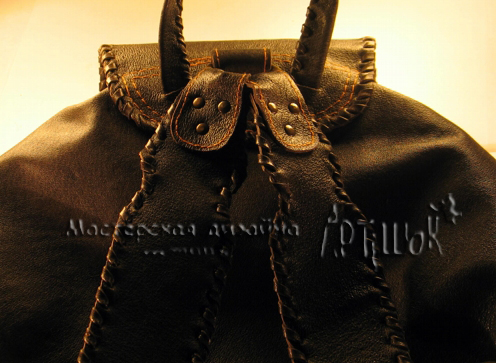 Сумка-рюкзак с отделкой из кожаных шнуров